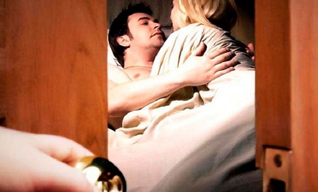 Ər arvadını bu məşhurla yataqda tutdu — Videosunu yaydı FOTO