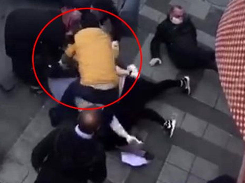 Qadınlar küçədə çörək növbəsi zamanı SAÇYOLDUYA ÇIXDILAR - Kişilər araya girdi - VİDEO