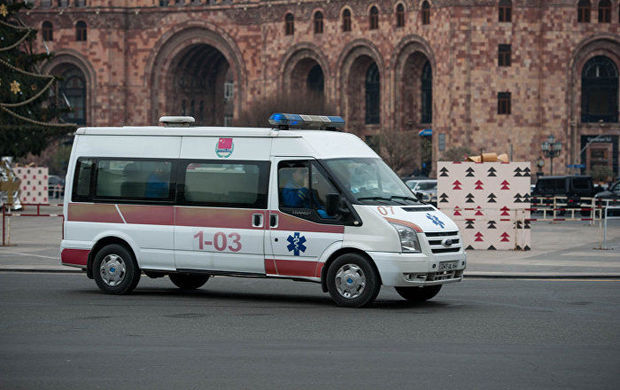 В Ереване мужчина с детьми выбросился с девятого этажа