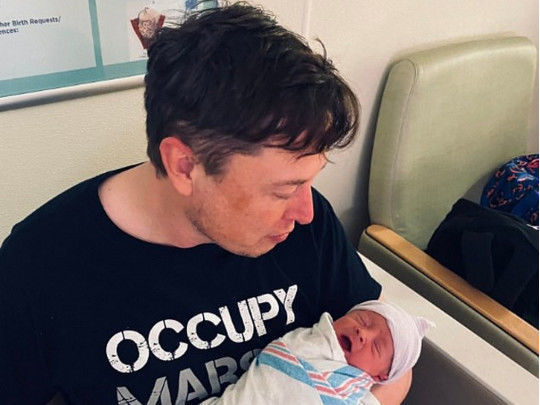 Илон Маск показал новорожденного сына в татуировках – ФОТО