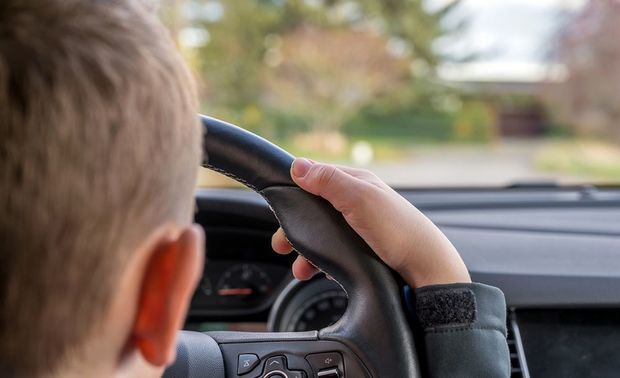 10 yaşlı uşaq bacısına sürpriz etmək üçün atasının maşını qaçırdı və... - VİDEO