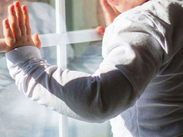 В Баку двухлетний ребенок выпал из окна