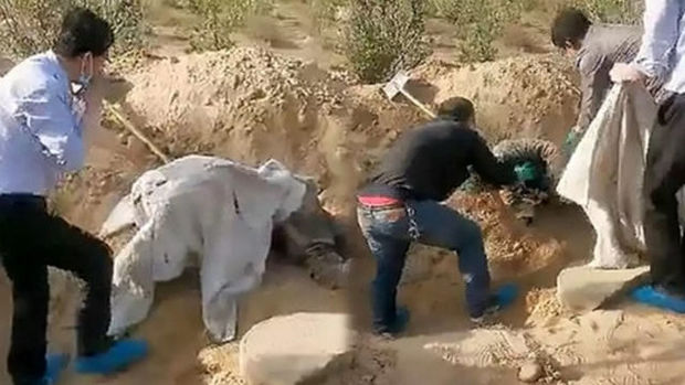 Diri-diri torpağa basdırılmış qadın üç gündən sonra qəbirdən sağ çıxdı - FOTO