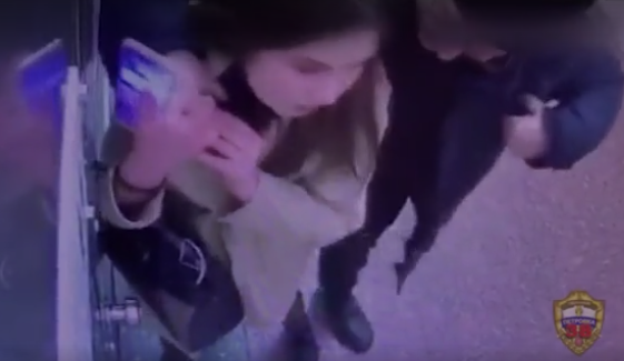 Metroda qıza bıçaqla hücum edib 