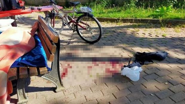 Anasından yadigar qalan adyalını vermədiyi üçün bıçaqlandı