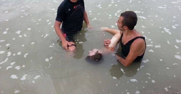 Polisin fərasəti şəlaləyə qapılmış şəxsi belə xilas etdi - VİDEO