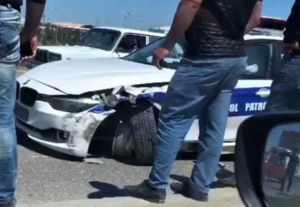 В Баку автомобиль дорожной полиции попал в аварию - ВИДЕО