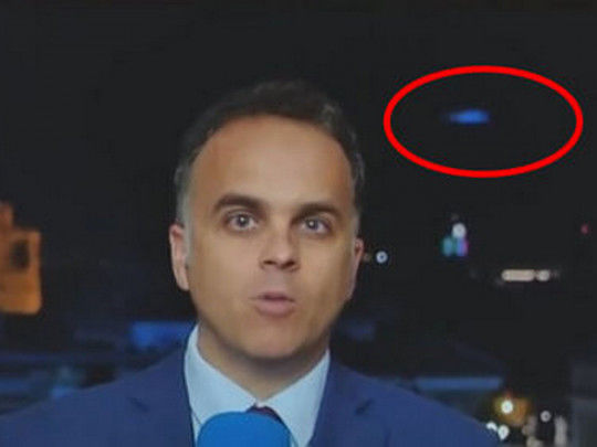 За спиной у репортера в прямом эфире пролетело НЛО – ВИДЕО