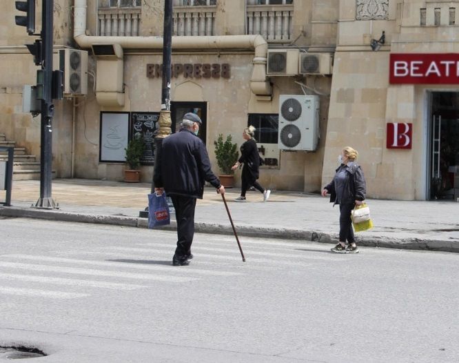 65 yaşdan yuxarı şəxslərin çölə çıxmasına icazə verilsin — BU SAATLARDA