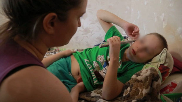 Oğulluğuna aylarla işgəncə verdi, dişlərini, qabırğalarını qırdı