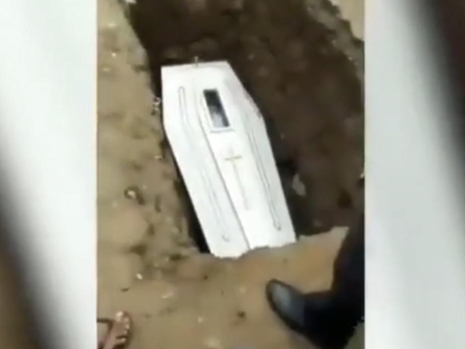 Dünya bu görüntüdən danışır: Koronavirusdan ölən şəxsi basdırarkən görün nə oldu - ŞOK VİDEO