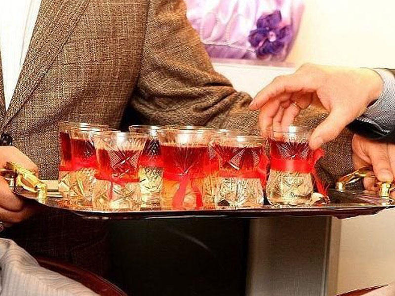 Virusun yayıldığı ərəfədə nişanlanan cütlüyə görə bütün qəsəbəni karantinə aldılar - FOTO