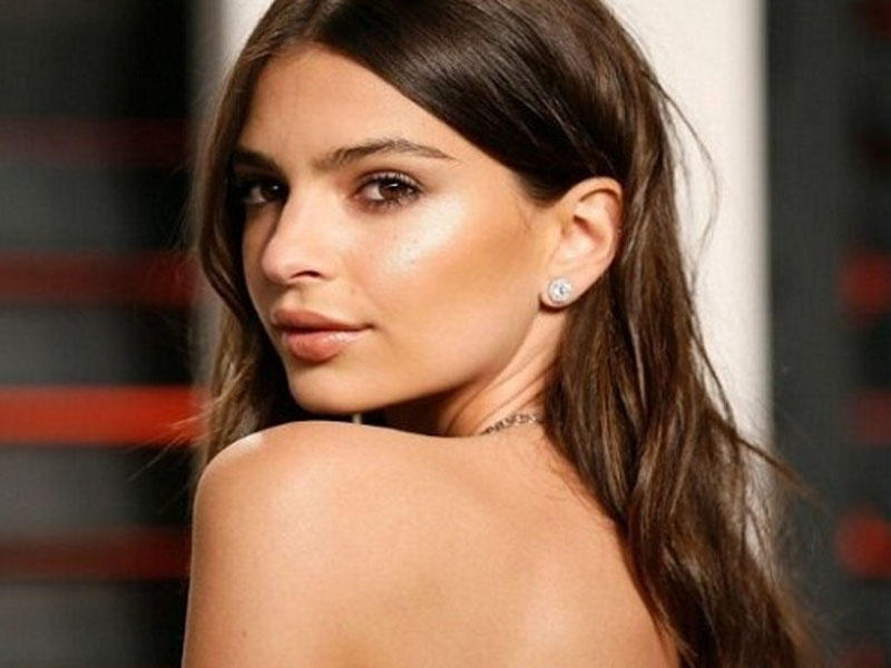 Emili çılpaq yataq pozası ilə göz oxşadı - FOTO