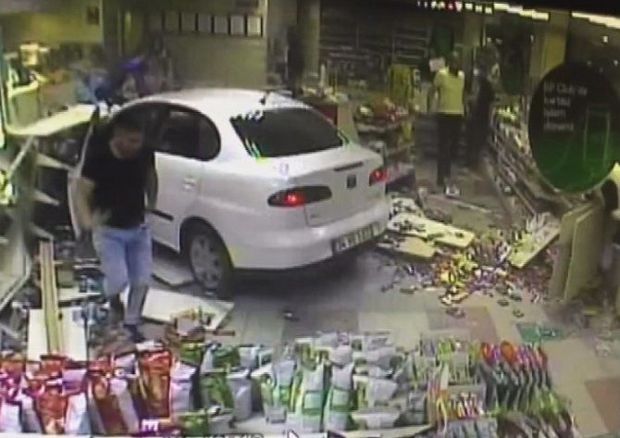 Təkəri partlayan avtomobil mağazaya çırpıldı - ANBAAN VİDEO