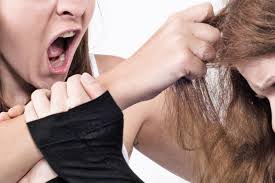 Bakıda vəhşilik! Dörd qız 16 yaşlı qızı döyüb videosunu canlı yayımladılar - VİDEO