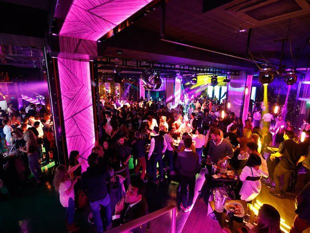 Koronavirusdan ölənlər azaldı: Əhali gecə klublarına axın etdi - FOTO