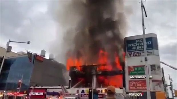 Nyu-Yorkda ticarət mərkəzində güclü yanğın - VİDEO