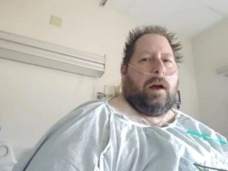 Koronavirusun mif olduğunu söyləyən kişi virusa yoluxduqdan sonra xəstəxanada fikrini dəyişdi - FOTO