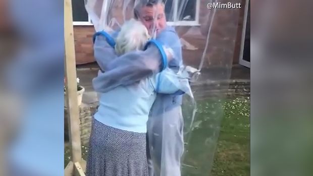 Nənəsini qucaqlamaq üçün xüsusi qoruyucu kostyum ixtira etdi - VİDEO