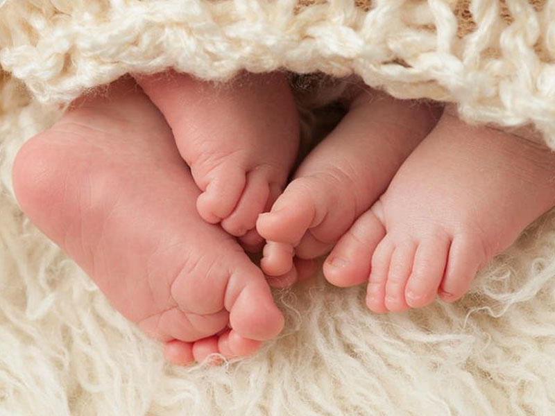 Ərinə xəyanət edən qadın iki fərqli atadan əkiz uşaq dünyaya gətirdi