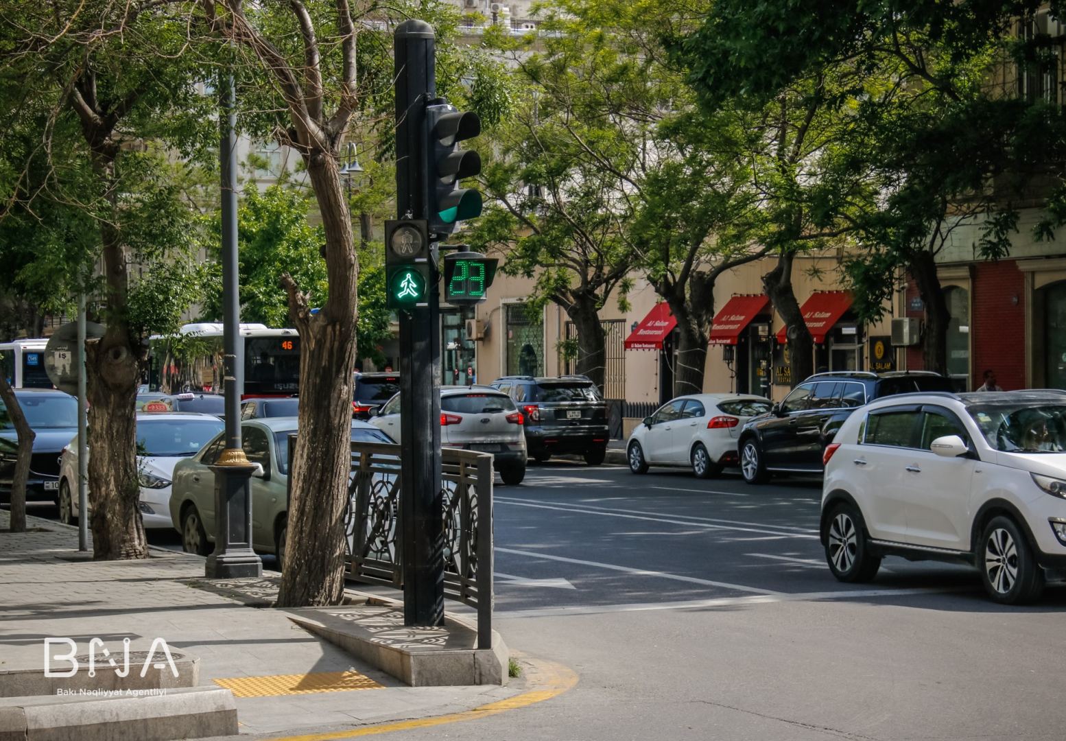 Bakıda işıqfor obyektlərinin üzərinə piyada seksiyaları quraşdırılır