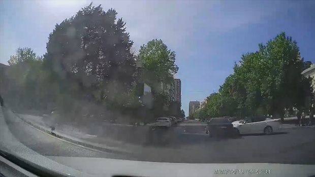 В Баку проехавший на красный свет автомобиль спровоцировал аварию - ВИДЕО