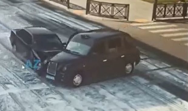 В Баку Mercedes столкнулся с такси - ВИДЕО