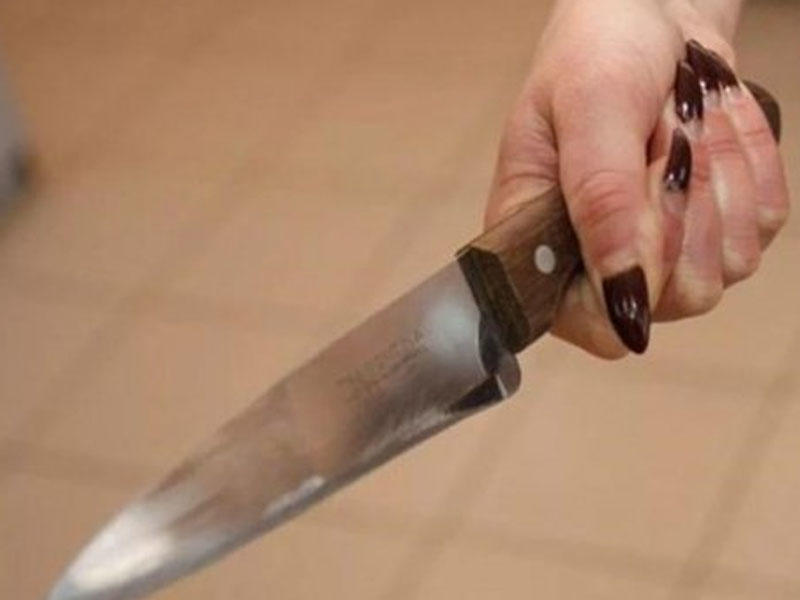 Azərbaycanda qız sevdiyi oğlanı bıçaqladı