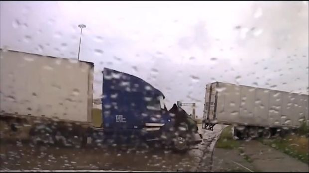 Polislər son anda ölümdən xilas oldular - VİDEO