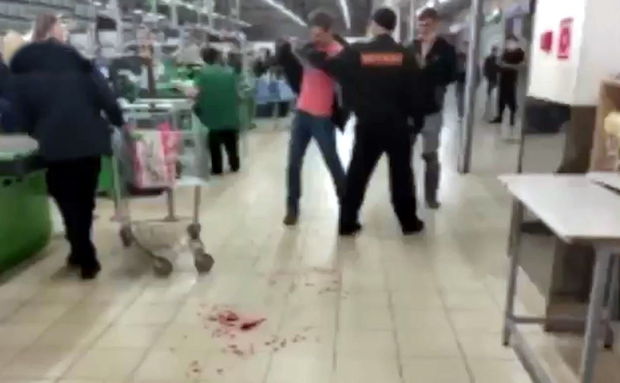 Maskası olmadığı üçün mağaza mühafizəçisi tərəfindən döyüldü - VİDEO