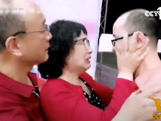 Мужчина, которого похитили в детстве 32 года назад, воссоединился с родителями - ВИДЕО