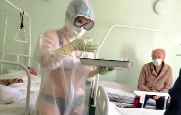 Palataya şəffaf geyimdə daxil olan tibb bacısı hamını şoka saldı - FOTO