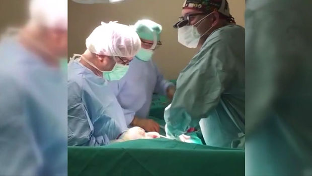 Əməliyyat əsnasında himn oxudular - VİDEO