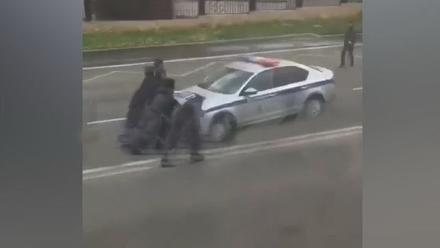 Gül almaq üçün mağazada olan polisin avtomobili özbaşına yola düşdü – VİDEO