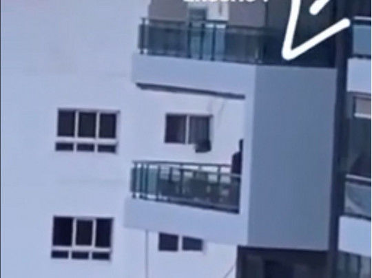 Отец покатал маленькую дочь на качелях на балконе восьмого этажа – ВИДЕО