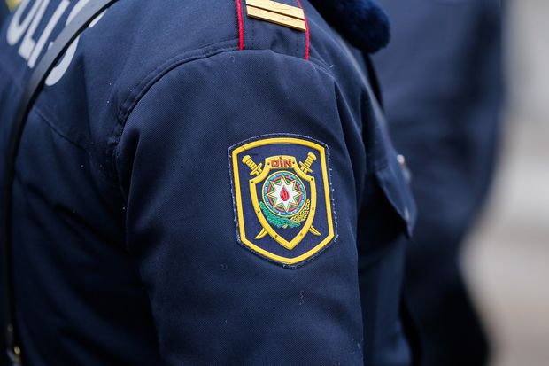 В Евлахе в заблокированном из-за вспышки COVID-19 квартале напали на полицейского