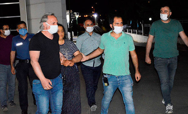 Azyaşlı oğlunun boğazını kəsdi - FOTO