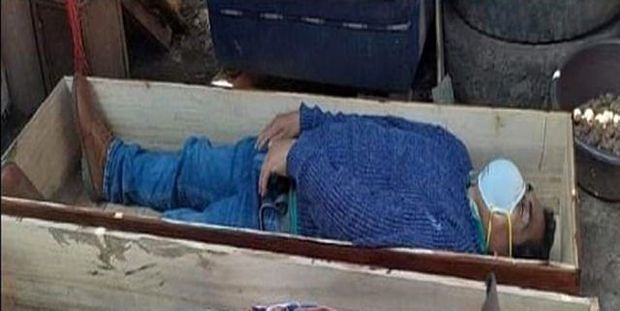 Karantini pozan bələdiyyə başçısı tutulmamaq üçün özünü ölülüyə vurub tabuta girdi - FOTO