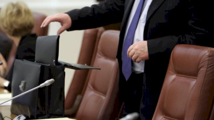 Rüşvət üstündə tutulanlar niyə YAP-dan qovulmur?