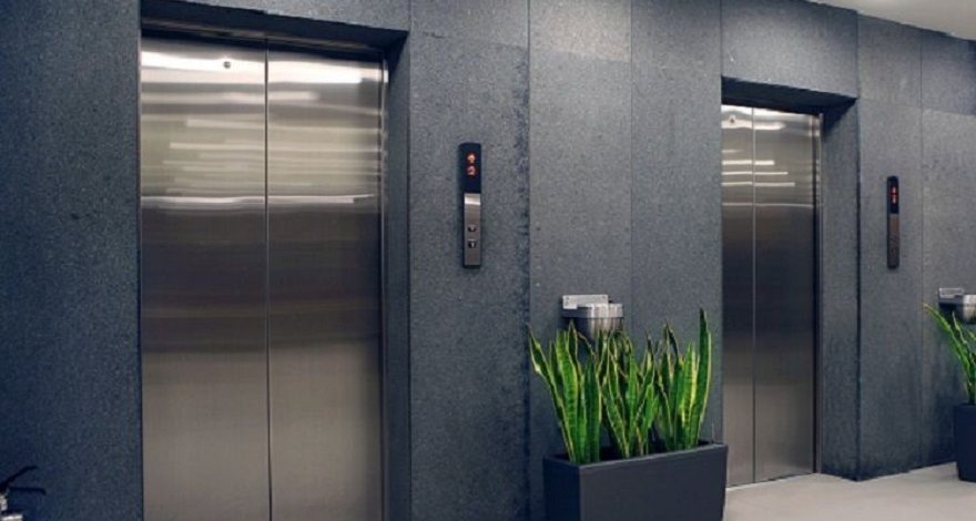 В Баку мужчина в приступе ревности зарезал жену в лифте