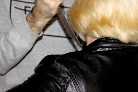 Bakıda DƏHŞƏT - Kişi liftdə arvadına 48 bıçaq zərbəsi vurub başını kəsdi