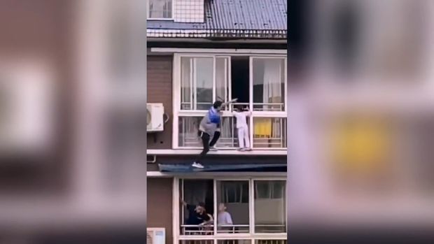 Мужчина рискнул жизнью ради спасения незнакомого ребенка - ВИДЕО