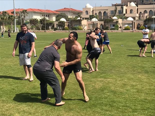 Tanınmış məşqçimiz Həbib Nurməhəmmədovun atası ilə güləşir - FOTO/VİDEO