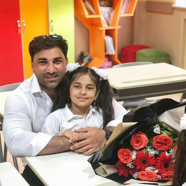 Yeni həbsdən çıxan Kamildən anası və qızı ilə YENİ FOTO