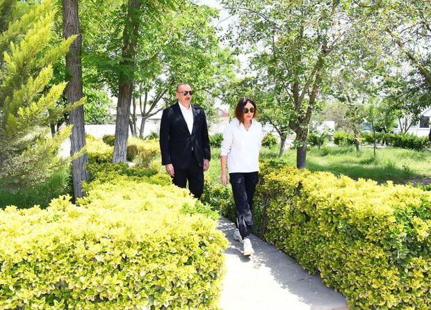İlham Əliyev və Mehriban Əliyeva Pirsaat Baba ziyarətgahında - FOTO