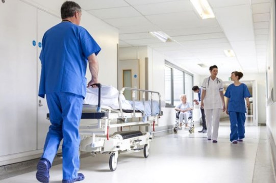 AĞIR İTKİ ÜZ VERDİ-Məşhur ifaçı  və anası yanaraq dünyasını dəyişdi - FOTO