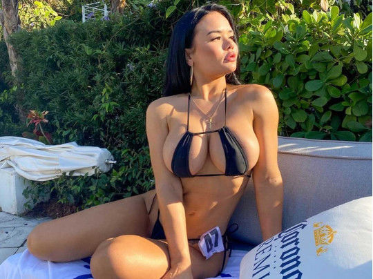 Постоянно зовут замуж: набожная модель страдает от излишне назойливых поклонников – ФОТО