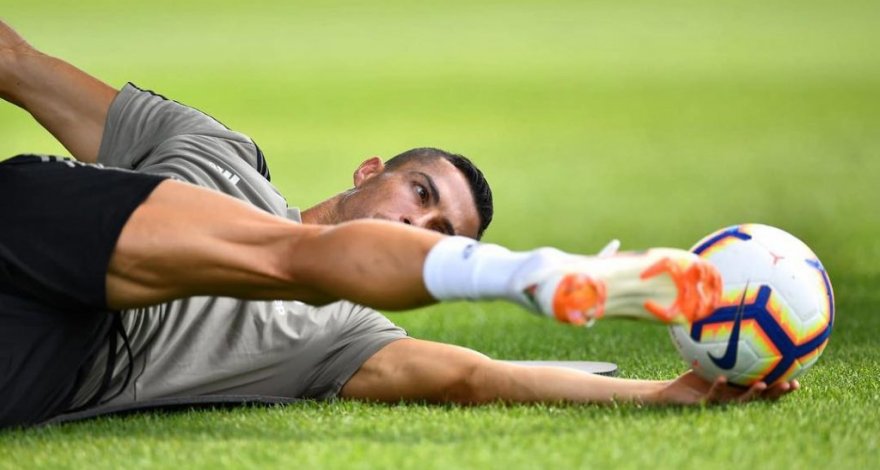 Криштиану Роналду на тренировке забросил мяч ногой в баскетбольное кольцо - ВИДЕО