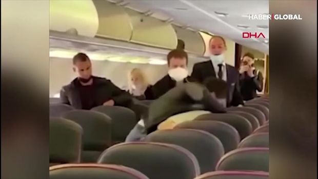 Sosial məsafəyə görə təyyarənin göyərtəsində dava düşdü - VİDEO