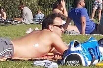 İrlandiyanın Baş naziri karantin elan edərək dostları ilə piknikdə 